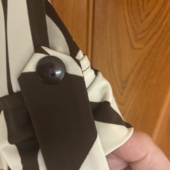 Vintage brown and beige print dress nice sleeves with turn up sleeve and button: - Picture 4 of 7